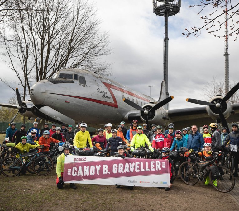 Alle Teilnehmer des Candy B. Gravellers am Start des Events. 