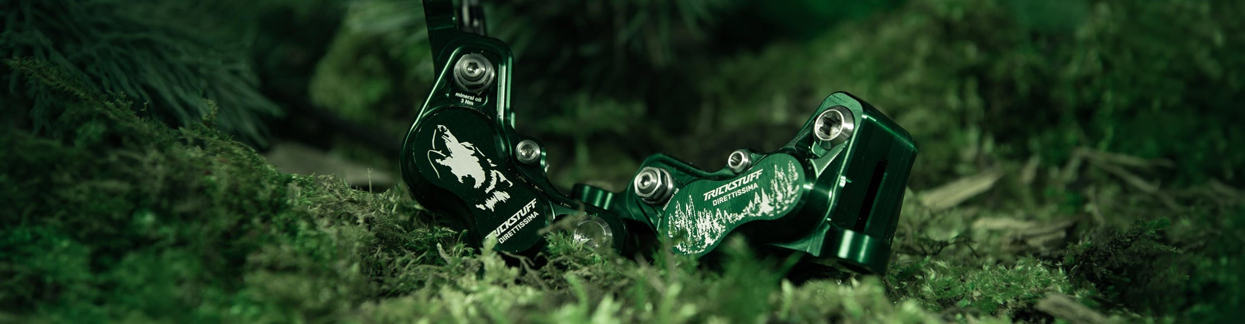 Special Edition Freno de disco Trickstuff Direttissima Forest Green con pinza verde sobre musgo en el bosque