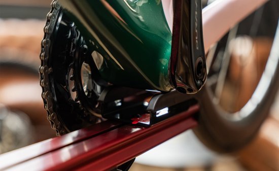 El cuadro cuenta con un refuerzo adicional, ya que la caja del pedalier descansa sobre una placa especial. Perfecto para cuadros de carbono sensibles y tijas de sillín aerodinámicas.