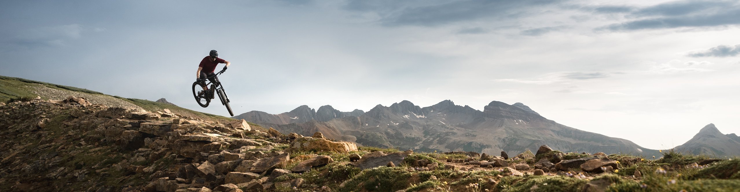 Mountainbiker auf Bergkamm unterwegs 