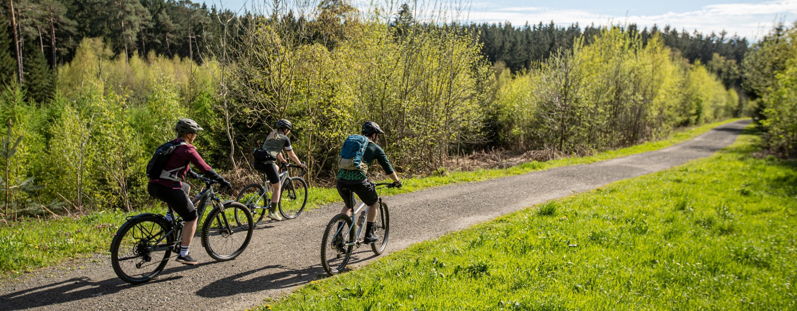 Radfahrer fahren über Landwege 