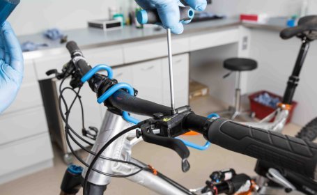 Entfernen der Entlüftungsschraube am Bremshebel einer hydraulischen Scheibenbremse am Fahrrad
