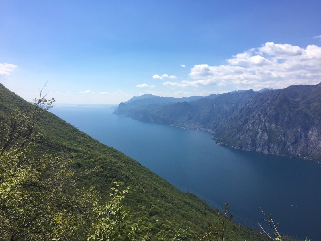 Der Gardasee. Blickrichtung gen Süden