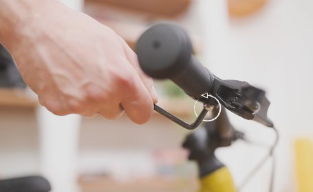Klemmschraube der Bremse am Lenker leicht lösen