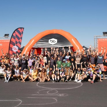 Foto de grupo en Rad am Ring: equipo y comunidad de Bike-Components celebrando frente a la carpa de evento bc en Nürburgring.