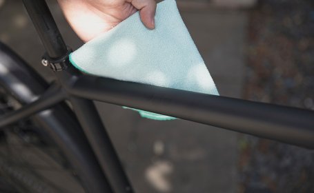 Leichte Verschmutzungen am Lack lassen sich mit etwas Wasser, Fahrrad-Reiniger und einem Microfasertuch schnell entfernen.