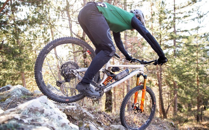 Christian from bc Product Management rides his RAAW Madonna down a stony slope.