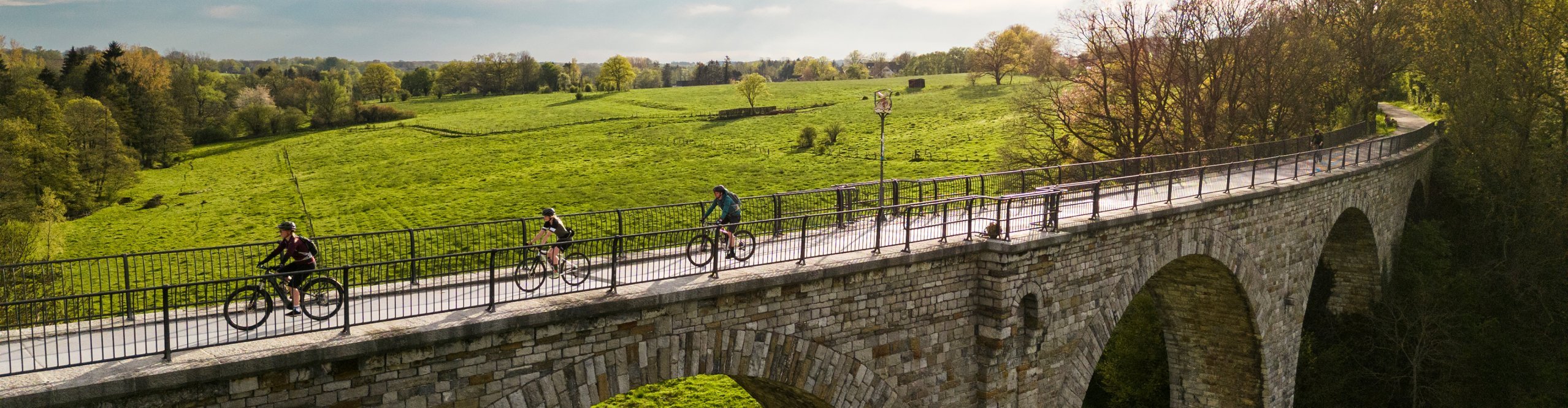 Radfahrer fahren über Brücke