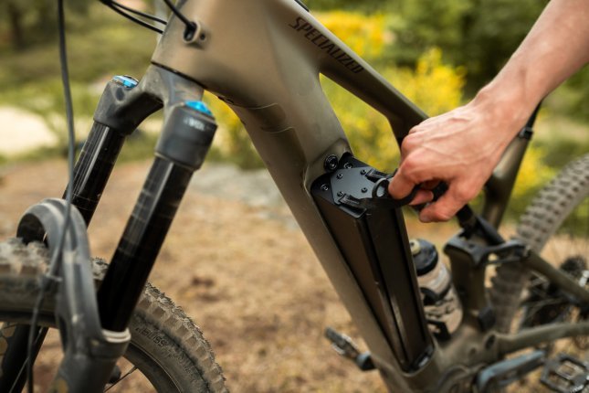 Anwenderfoto: Eine Männerhand entnimmt den Akku aus dem Unterrohr eines Tubro Levo 4 E-MTB