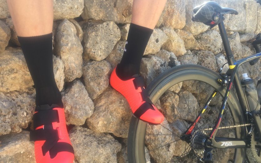 Rennrad Mauer Steine Schuhe Socken Sportler Pause