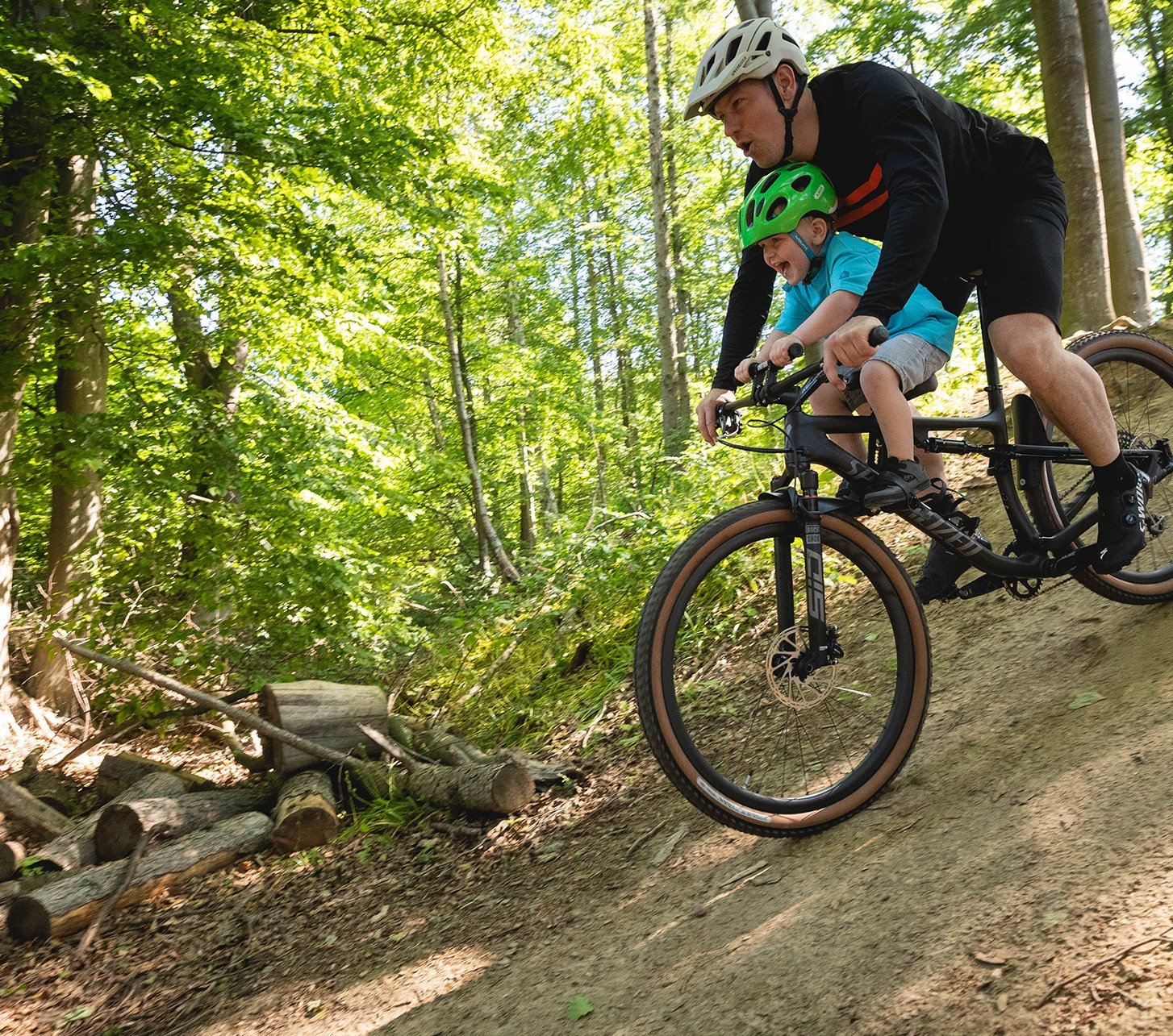 Shotgun-MTB-Kinderfahrradsitz-LPHeader_Mobil_1454x1285_210601_Shotgun_MarkusWupperman_Jülich_0298_vv.jpg