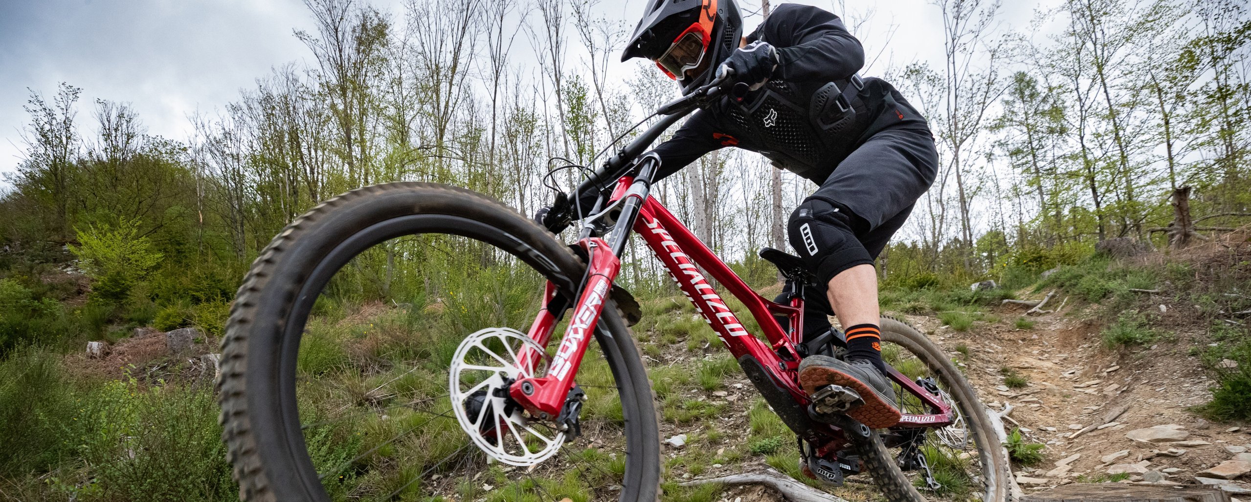 Gravity MTB Fahrer auf seinem roten Mountainbike