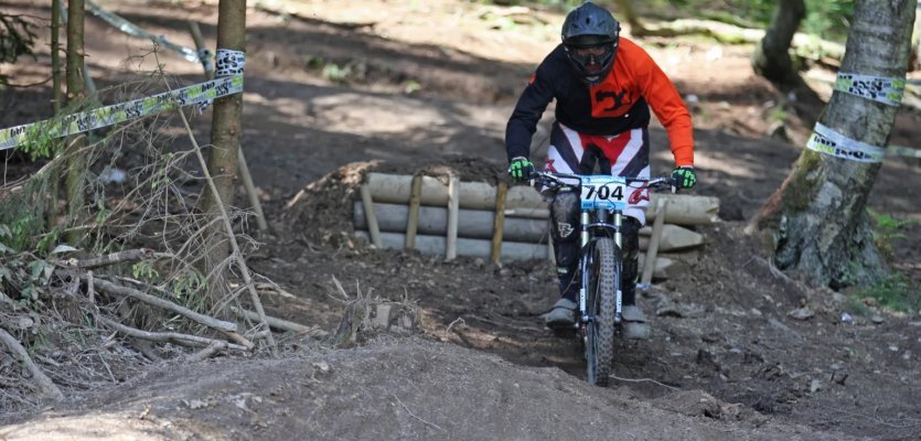 Unser Mitarbeiter Bene beim IXS Cup Downhillcup beim Dirtmasters Festival 2014 in Winterberg