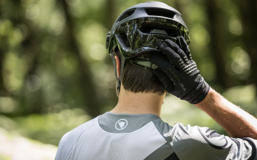 The Endura Singletrack II helmet available at bike-components.de. It is lightweight, reliable and very safe all while being very breathable. Get yours today at a great price.