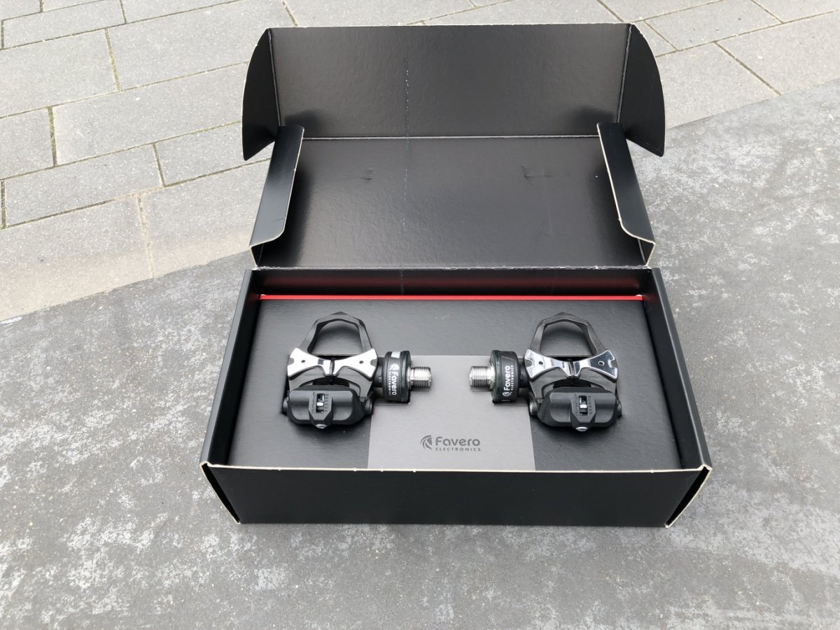 Favero Assioma Duo, compteur de puissance à pédale latérale à double détection avec crampons supplémentaires, crampons de route Look Keo Grip avec chiffon de nettoyage RiseUP