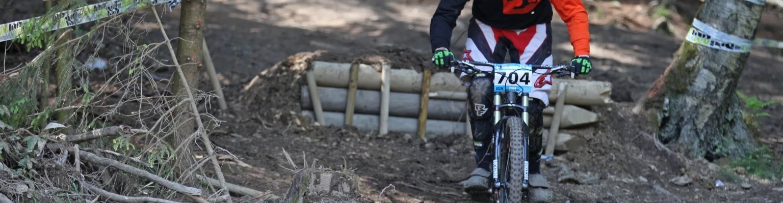 Unser Mitarbeiter Bene beim IXS Cup Downhillcup beim Dirtmasters Festival 2014 in Winterberg