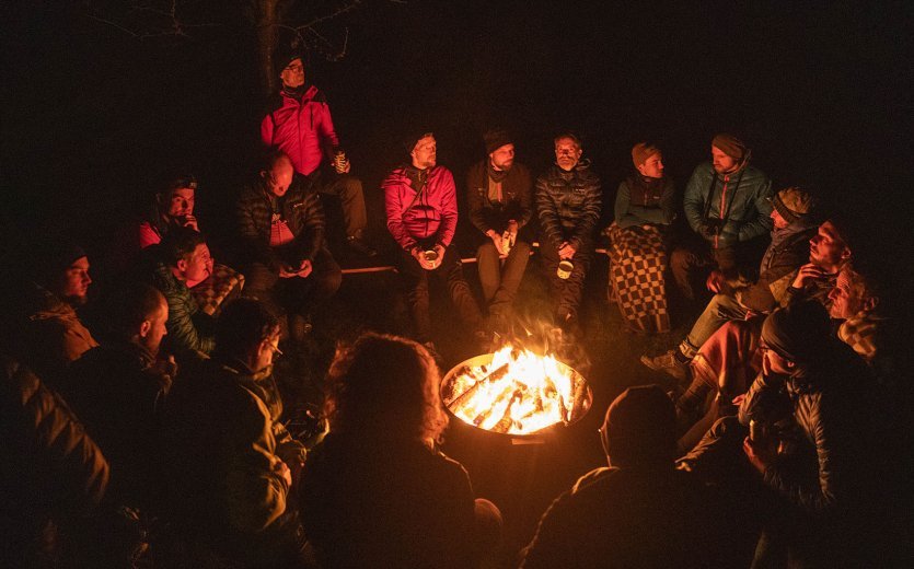 Die Candy B. Teilnehmer:innen am Lagerfeuer. 