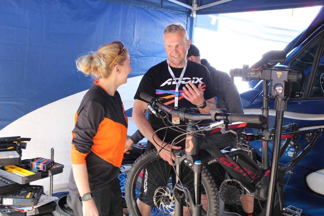 Steffi shop-talking to Holger from Schwalbe about the new ADDIX tyres.