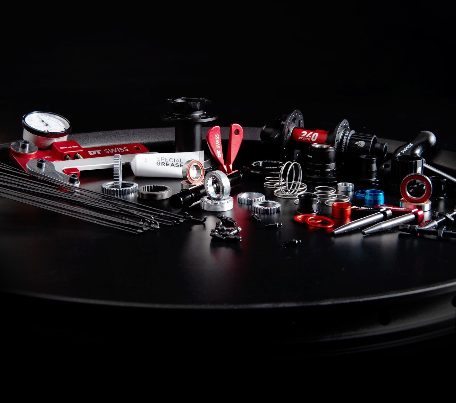 DT Swiss Einzelteile eines Laufrades und passendes Werkzeug für den Laufradbau