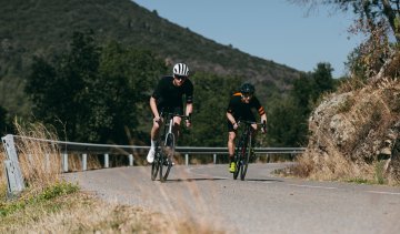 Mark et Franjo de l'équipe bc sprintent à la sortie d'un virage sur les nouveaux vélos de route Cannondale SuperSix EVO.