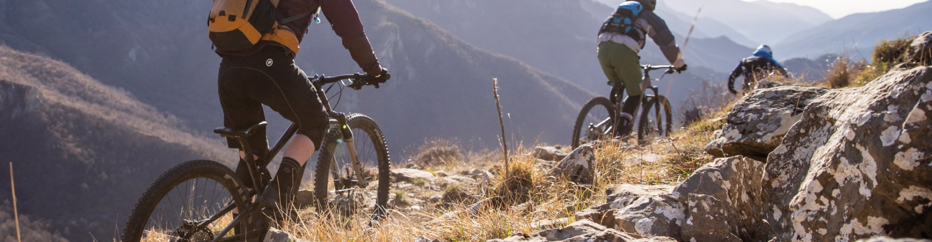 Las mochilas con protección integrada protegen la espalda mientras se practica el ciclismo de montaña.