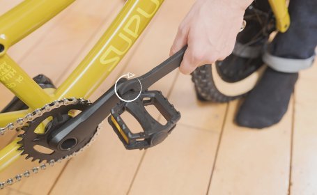 Pedal mit Pedalschlüssel oder 15mm Maulschlüssel festziehen
