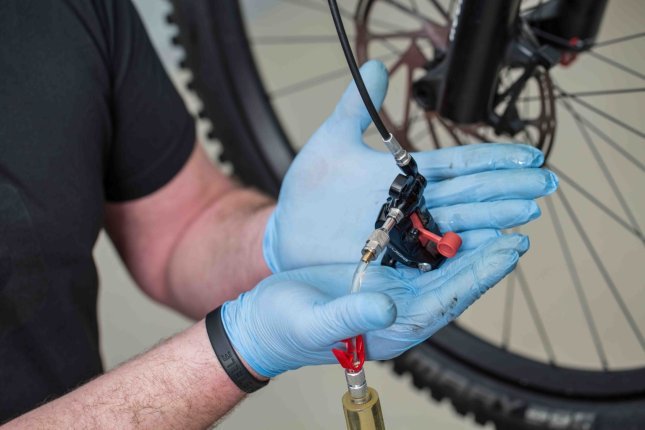 Connect the filled syringe to the caliper.