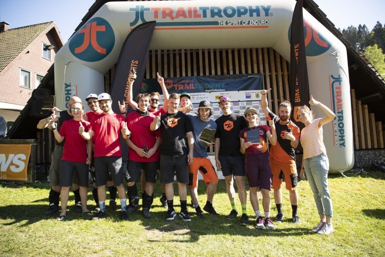 Fast die ganze bike-components crew auf dem Podium der Ambassadeur Wertung der TrailTrophy im Harz