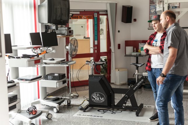 Stefan und Jonas beim Fachsimpeln am Ergometer.