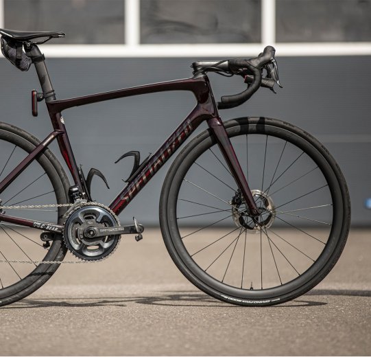 Abgebildet ist ein Specialized Tarmac SL 7, ausgestattet mit dem Shimano Ultegra C36 Laufradsatz.