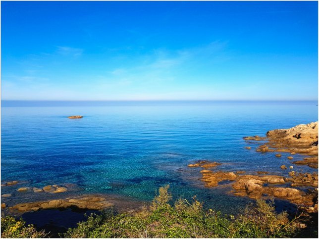 Blaustes Wasser auf Korsika.
