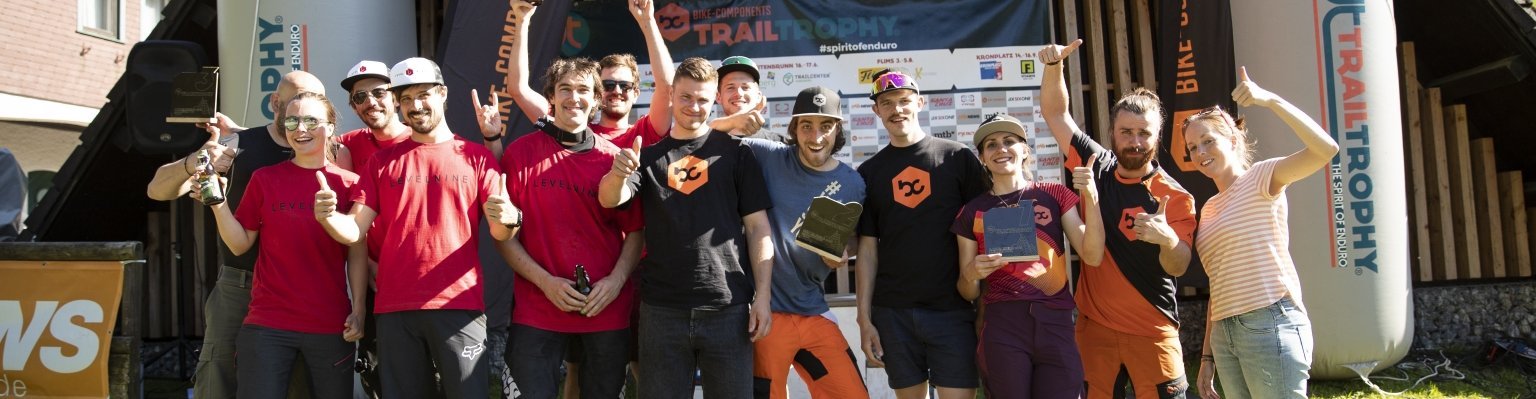 Fast die ganze bike-components crew auf dem Podium der Ambassadeur Wertung der TrailTrophy im Harz