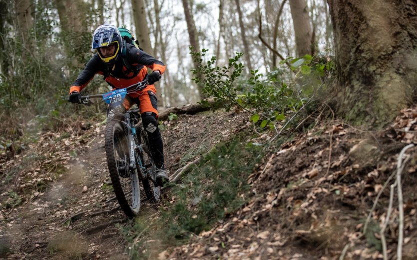 Mountainbiker Wurzel Trail Linie im Wald