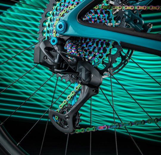 El SRAM XX1 AXS electrónico se combinó en esta bicicleta de montaña con un cassette y una cadena en oilslick.