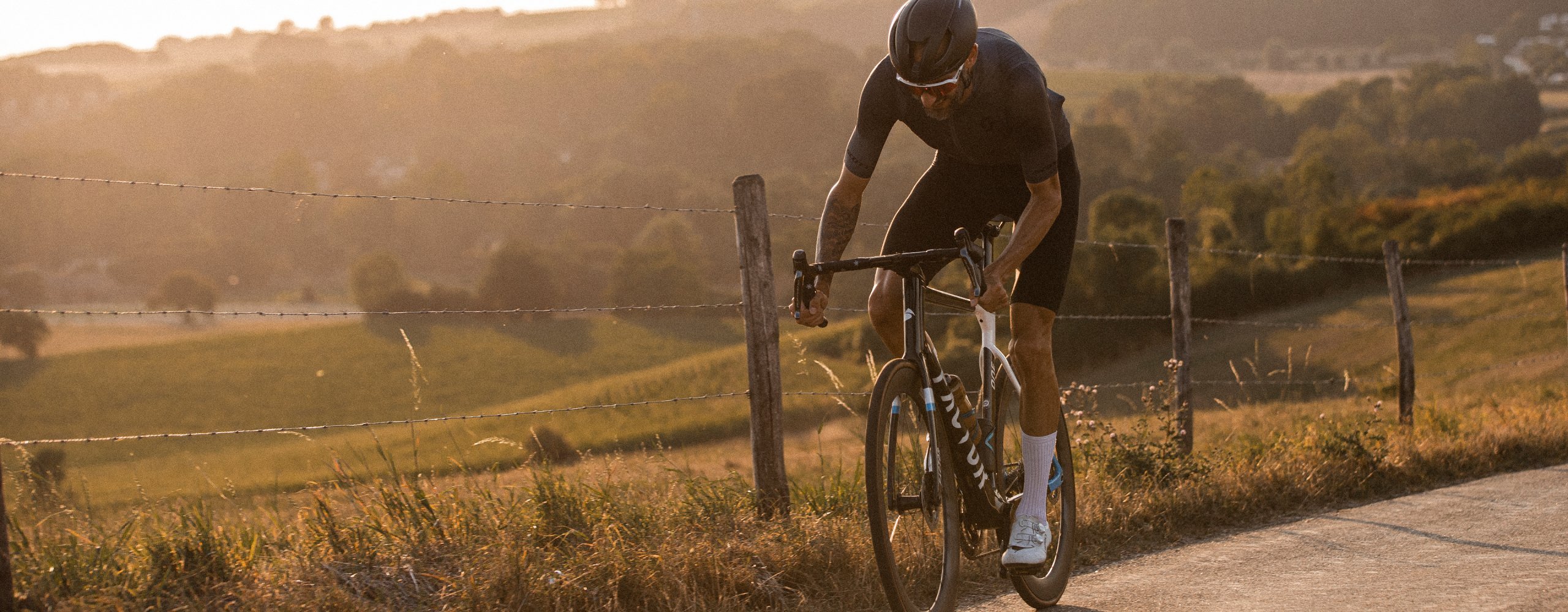 Rennradfahrer fährt bei schönem Wetter