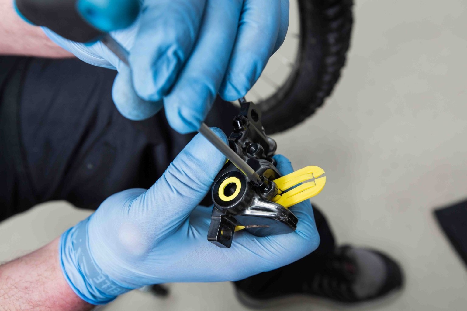 How To: Befüllen und Entlüften einer... | bike-components