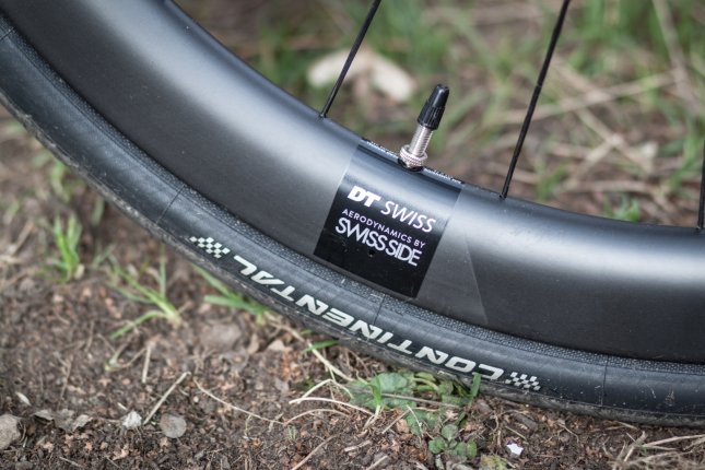The whole wheelset has been optimized by SWISS SIDE, Formula 1 aerodynamics experts.