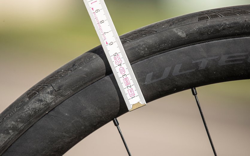 Die Felgenhöhe des Shimano Ultegra C36-Laufradsatzes wird gemessen.
