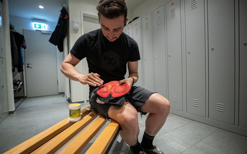 Fabian from bc Marketing applies Eule's chamois cream to his bib shorts. 