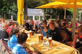 Teilnehmer des Liteville Testride im Biergarten