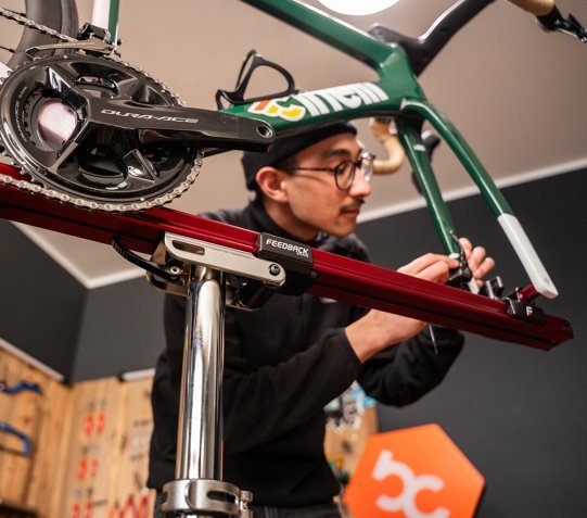 Para las tijas de sillín aerodinámicas y los cuadros de carbono sensibles, lo ideal son los soportes de montaje con fijación a la horquilla o al pedalier.