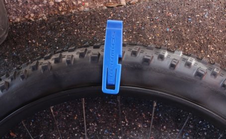 Tyre levers can help to mount the tyre.