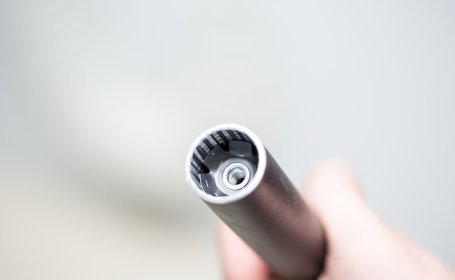 Nach dem Einschlagen sollte das Gewinde der Kralle ca. 15 Millimeter tief im Schaftrohr sitzen.