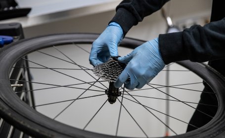 Thomas, mecánico de bc, sacando el cassette de la rueda libre. 