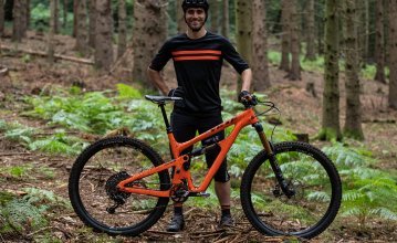 Christian aus dem bc-Produktmanagement präsentiert sein orange-farbenes YETI MTB. Passend dazu trägt er ein bc original Jersey.