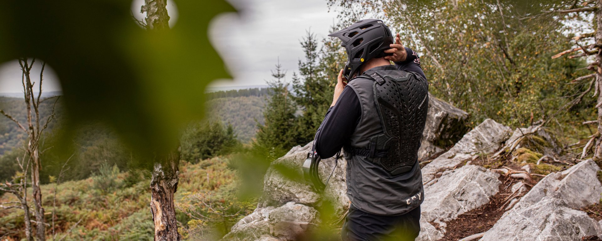 Unterwegs auf Mountainbikes. Das Gelände ist felsig.