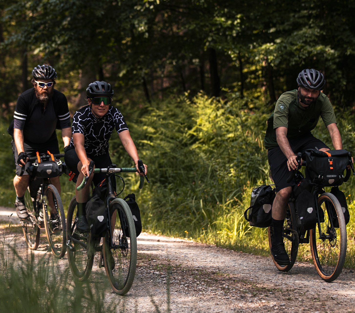 3 Bikepacker im Wald