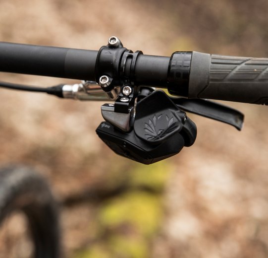 A SRAM controller shifter is mounted on MTB handlebars. This is the electronic version of the shift lever.