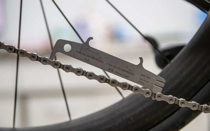 A chain wear indicator shows the amount of wear on the chain.