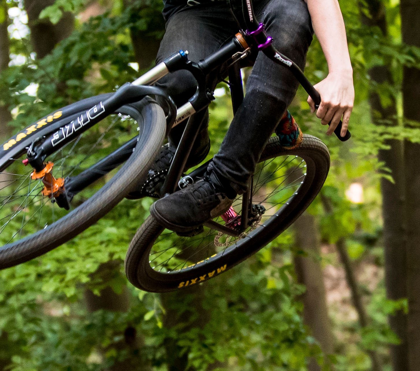 Bike mit 26" Federgabeln im Sprung 